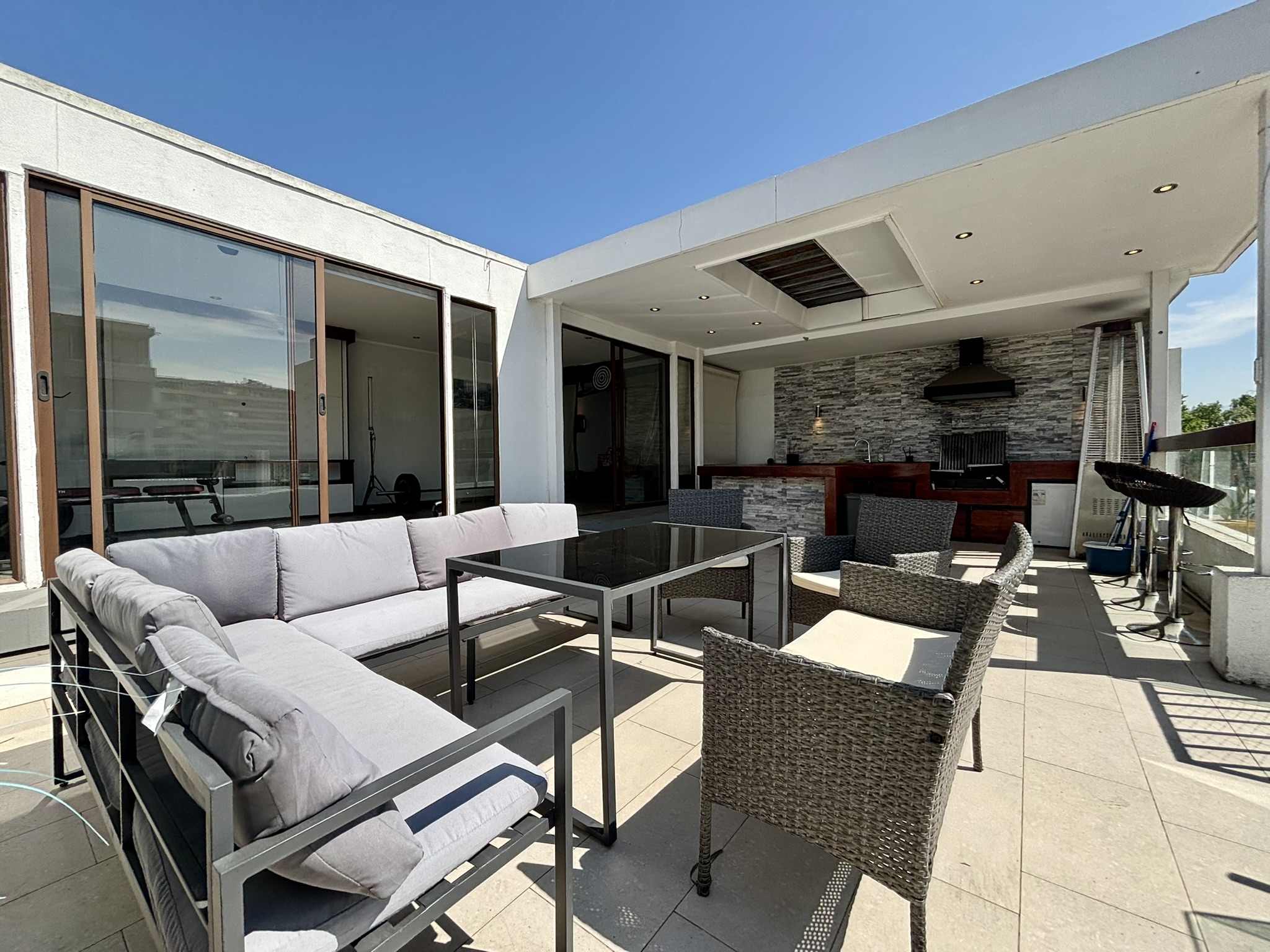 Terraza con quincho y vista despejada