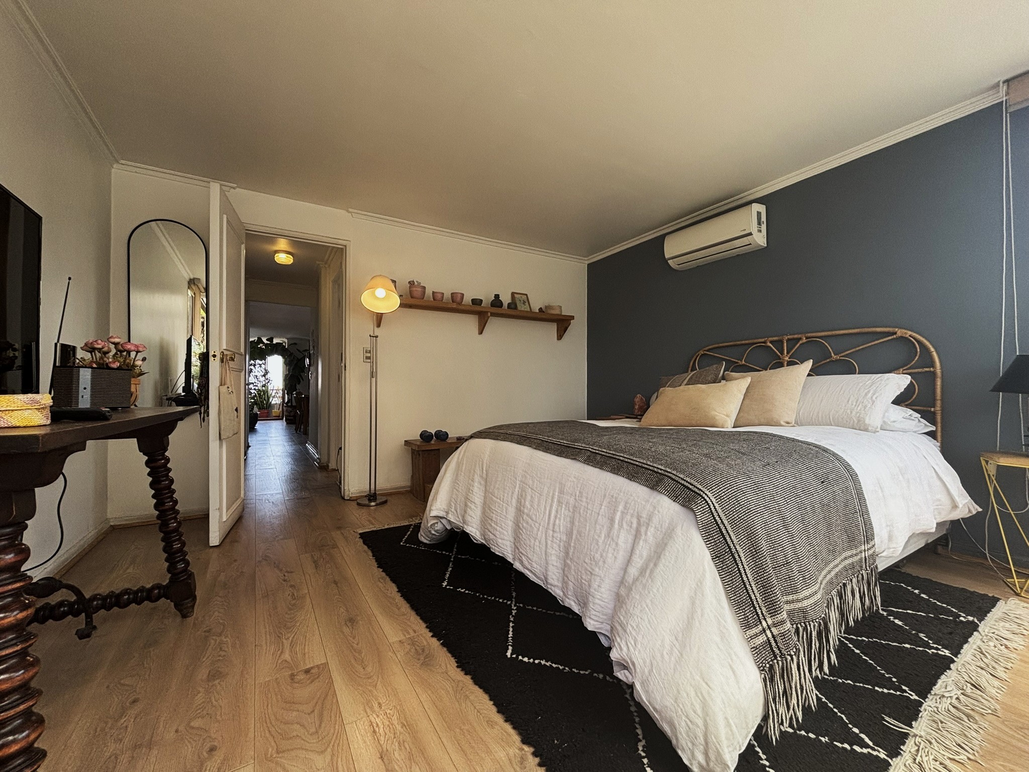 Dormitorio acogedor y bien decorado